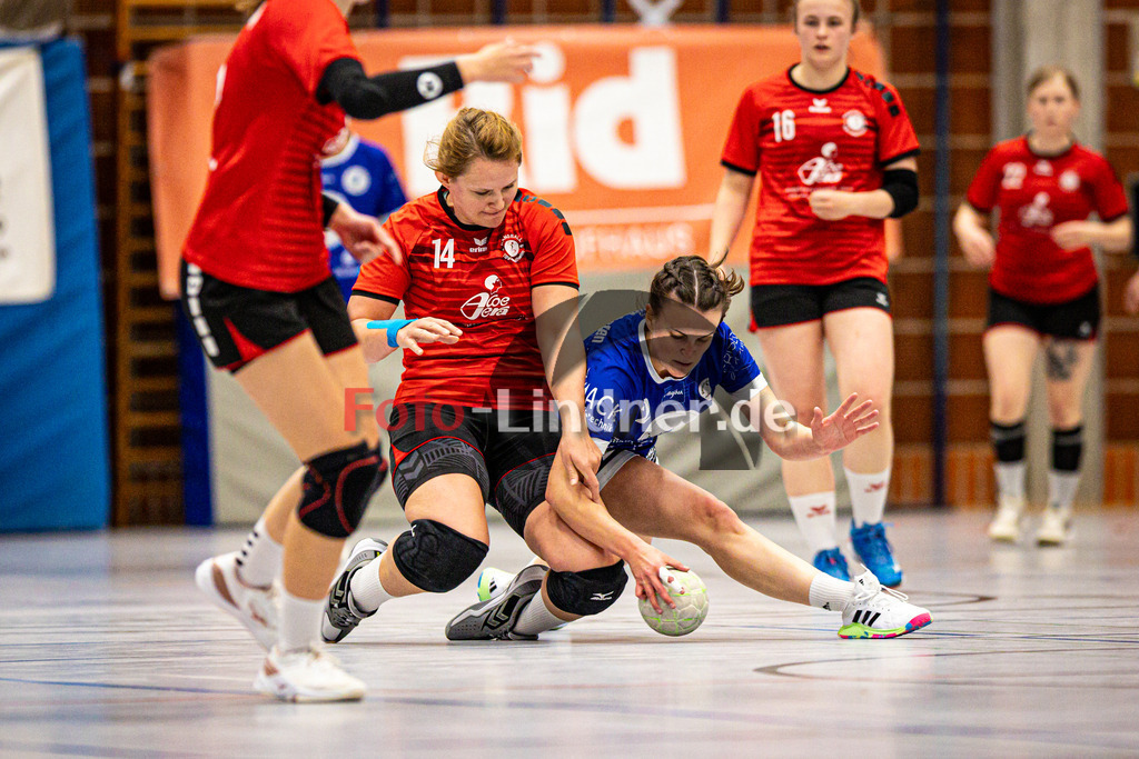 TSV Weilheim gegen SG Biessenhofen-Marktoberdorf | Handball Bezirksoberliga Frauen Alpenvorland 2024/25, TSV Weilheim gegen SG Biessenhofen-Marktoberdorf, 20250412,Kampf um den Ball,2025-04-12 in Weilheim (Weilheim, Am Hardt), Malena BECKER (TSV Weilheim 14), Antonia FRITSCH (SG Biessenhofen-Marktoberdorf 2)Copyright: WolfgangxLindner www.foto-lindner.de