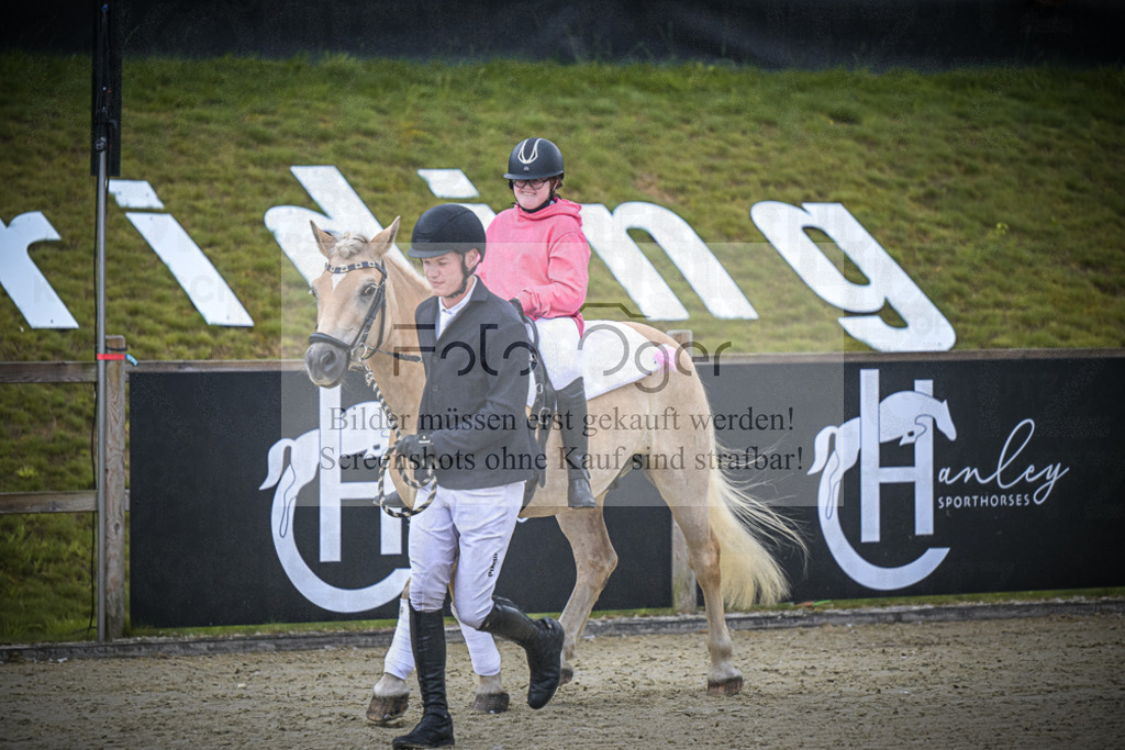 DOS_0111 | Entdecke hochwertige Reitturnierfotos von Foto Oger. Professionell, emotional und authentisch – jetzt Lieblingsmomente im Shop bestellen.Deutschlandweite Turnierfotografie. - Realisiert mit Pictrs.com
