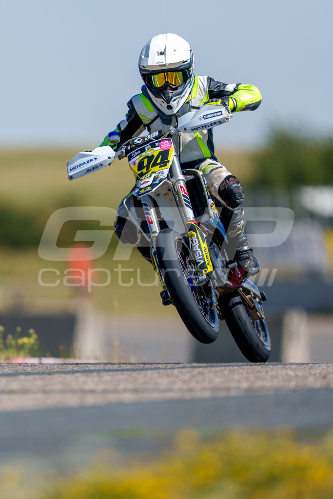SuperMoto_Staatsmeisterschaft_Fuglau-natural-932 | GRIPcapture steht für authentische Sportfotografie in Österreich – für Momente, die mehr sind als Geschwindigkeit oder Ergebnis. Es geht um Emotion, Spannung, Fokus und den Augenblick, der oft nur einen Wimpernschlag dauert.Ob Motorsport, Teamsport oder 