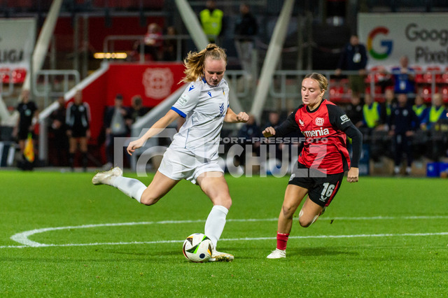 20241007NSZ_9942 | Luca Birkholz (Carl Zeiss Jena,No.20) setzt zum Schuß an. Rechts Sofie Zdebel (Bayer Leverkusen,No.16)DEU, Leverkusen, 07.10.2024 Fußball, Frauen, Google Pixel Frauen-Bundesliga, Saison 2024/2025, 5. Spieltag, Bayer 04 Leverkusen - FC Carl Zeiss JenaDIE DFB-RICHTLINIEN UNTERSAGEN JEGLICHE NUTZUNG VON FOTOS ALS SEQUENZBILDER UND/ODER VIDEOÄHNLICHE FOTOSTRECKEN - Realisiert mit Pictrs.com