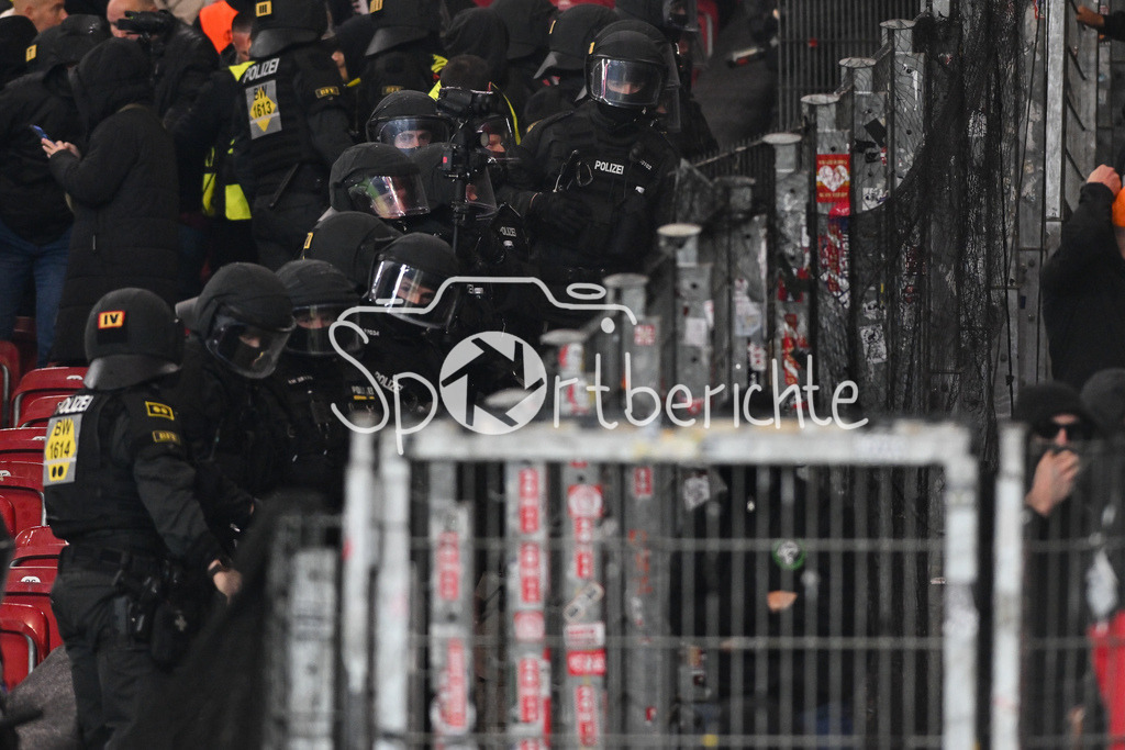 VfB Stuttgart - Feyenoord Rotterdam | STUTTGART, DEUTSCHLAND - 6. NOVEMBER: die Polizeit riegelt nach Spielende den Gästblock ab, Polizeieinsatz, Fans, Ultras nach dem Ligaspiel zwischen dem VfB Stuttgart und Feyenoord Rotterdam am 4. Spieltag der Europa League in der MHP-Arena am 06.11.2025