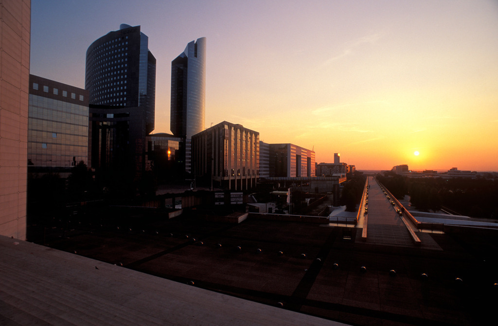La Defense im Sonnenuntergang | Paris, Frankreich - July 02, 2007: La Defense im Sonnenuntergang. - Realisiert mit Pictrs.com