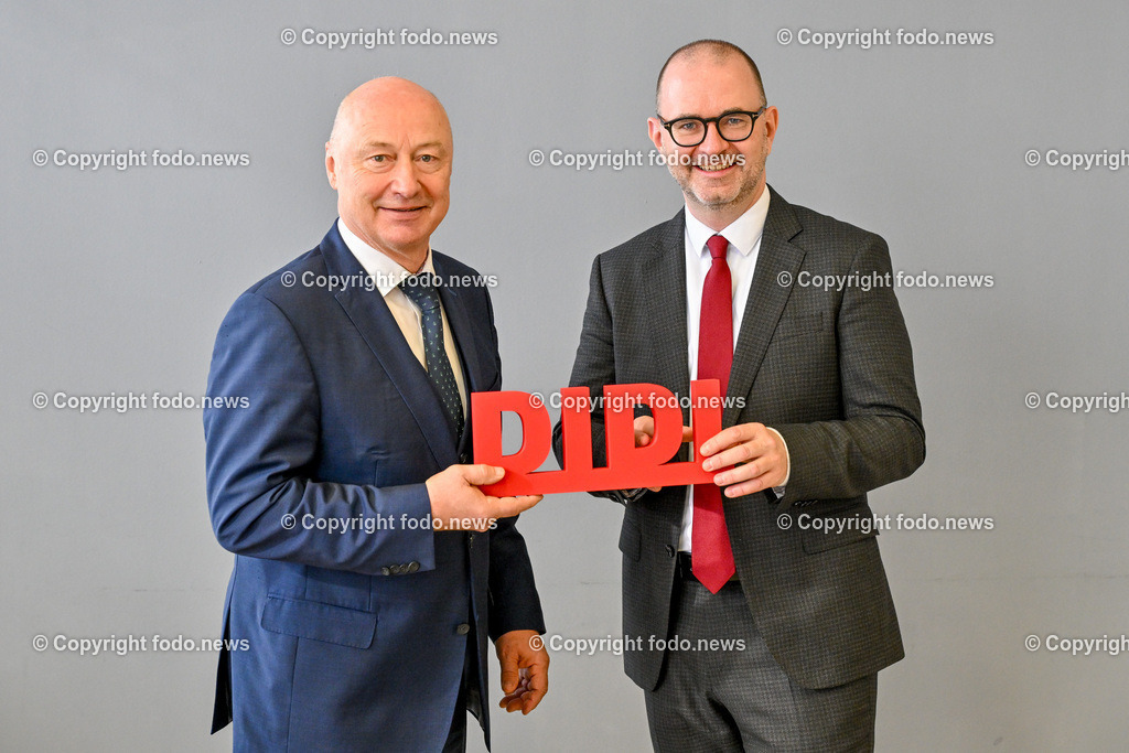 Pressekonferenz Personenkomitee fuer Didi Prammer_ 19.11.2024-36 | 19.11.2024, Linz, AUT, Pressekonferenz Personenkomitee fuer Didi Prammer, im Bild Manfred Schauberger (Sprecher des Personenkomitee), Dietmar Prammer (SP, Geschaeftsfuehrender VizeBgm. und Bgm. Kanditat)