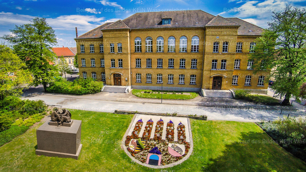 Luftbild Zerbst Gymnasium Francisceum_LU-KI-0090826_GEN | Gymnasium Zerbst Francisceum mit KI Denkmal - Realisiert mit Pictrs.com