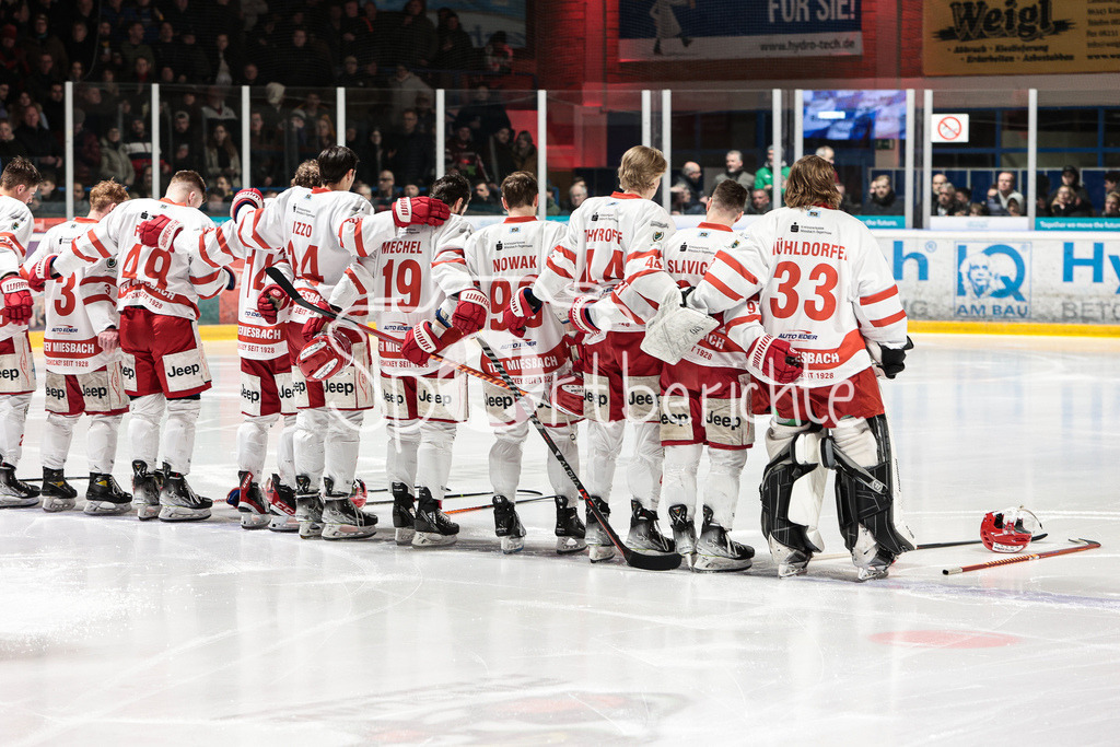 EHC Königsbrunn - TEV Miesbach | Die Jungs aus Miesbach lauschen gemeinsam der Bayernhymne vor der Partie