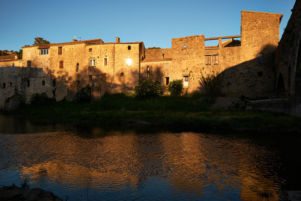 Blick auf die historische Gemeinde Lagrasse | Lagrasse, Frankreich - May 10, 2024: Blick auf die historische Gemeinde Lagrasse. - Realisiert mit Pictrs.com