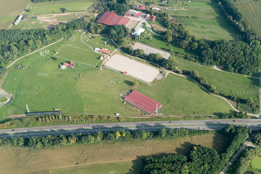 Vue aérienne: Haras de la Née à Neewiller-près-Lauterbourg dans le département Bas Rhin, France – .Photo: P1000848.jpg prise le 15/09/2014 par Werner Riehm/FLY-FOTO.eu – Résolution de l'original: 5472 x 3648 px