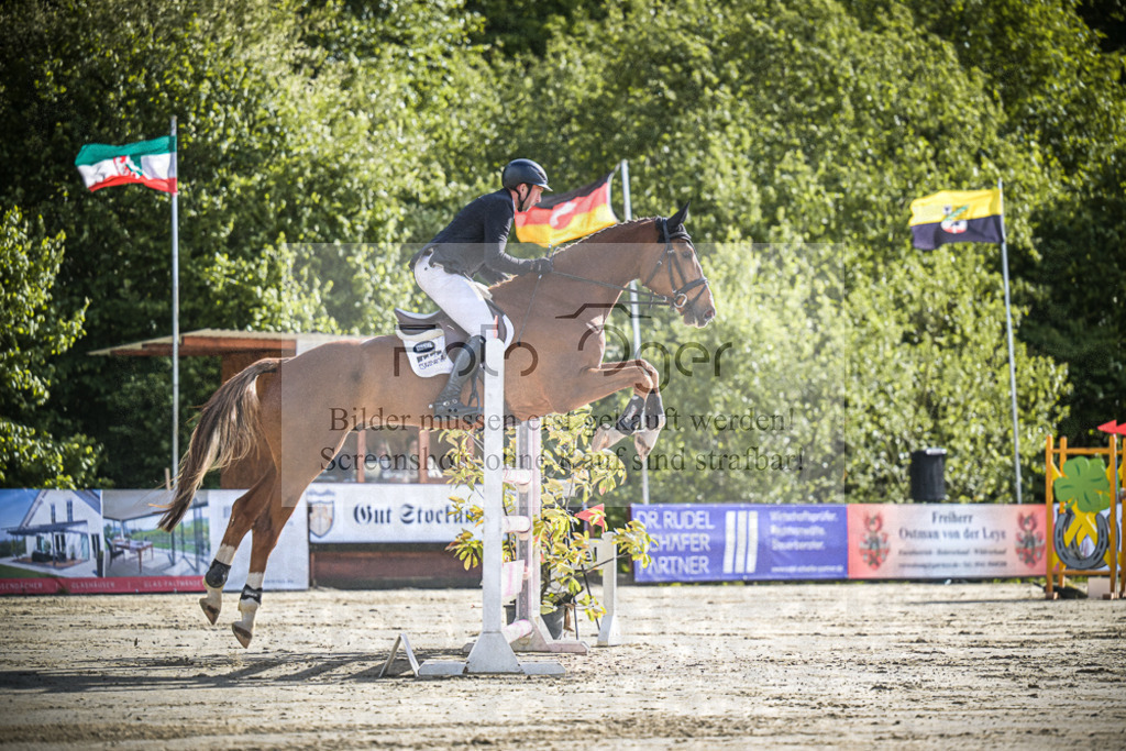 DOS_9824 | Entdecke hochwertige Reitturnierfotos von Foto Oger. Professionell, emotional und authentisch – jetzt Lieblingsmomente im Shop bestellen.Deutschlandweite Turnierfotografie. - Realisiert mit Pictrs.com