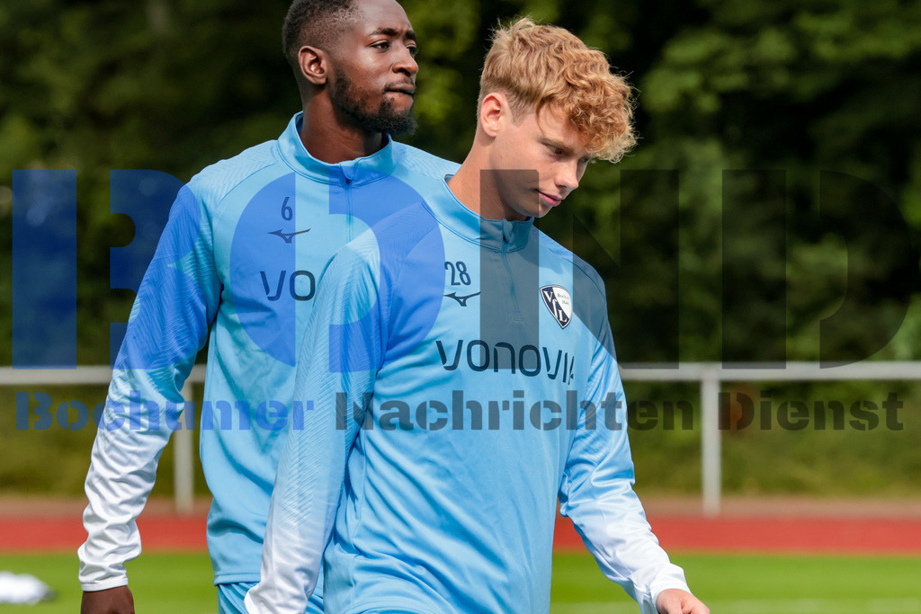 1. Fussball Bundesliga:  Trainingsauftakt VfL Bochum 1848 {date} -  | {headline}(Foto: Sebastian Sendlak / BOND)DFL regulations prohibit any use of photographs as image sequences and/or quasi-videos. - Realisiert mit Pictrs.com