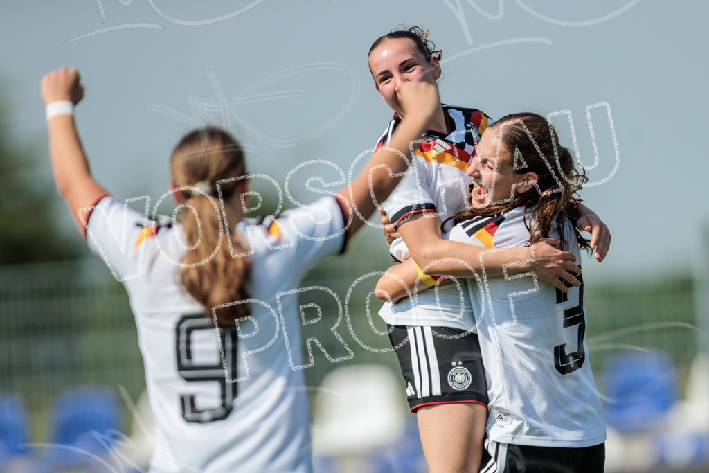 Testspiel U16-Juniorinnen: Deutschland – England | Die Bildergalerie dokumentiert das Länderspiel der deutschen U16-Juniorinnen gegen die Auswahl Englands. Die Fotografien zeigen Spielaktionen, Zweikämpfe, Torchancen, Mannschaftsszenen sowie weitere Impressionen der Begegnung. Die Aufnahmen entstanden im Rahmen des Testspiels beider Nachwuchsnationalmannschaften in der Kümpel + Hellmeister Arena in Hamm am 20. Juni 2026 und halten die sportlichen und emotionalen Momente des Spiels fest. - Realisiert mit Pictrs.com
