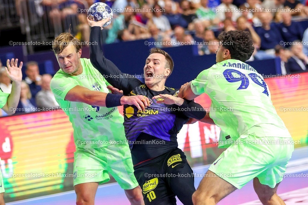 KoeEHF15062501023 | 15.06.2025, Handball, Spiel um Platz 3, TruckScout24 EHF FINAL4, LANXESS arena Köln, HBC Nantes - FC Barcelona: Rok Ovnicek (HBC Nantes FRA #10) gegen Jonathan Carlsbogard (Barca FC Barcelona ESP #09) Javier Rodriguez Moreno (Barca FC Barcelona ESP #99) 