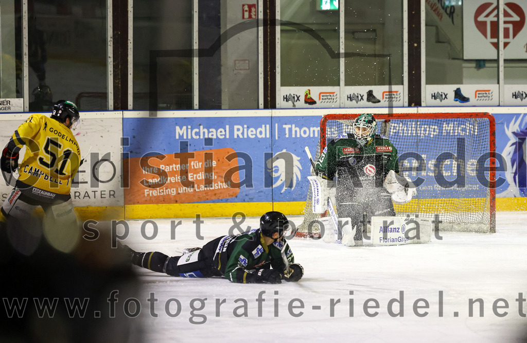 2023-02-10_096_TSV_Erding_gegen_ERSC_Amberg | Erding, Deutschland, 10.02.2023:
Eishockey, Bayernliga Meisterrunde Gruppe B 2022 / 2023, 3. Spieltag, TSV Erding gegen ERSC Amberg, Endergebnis: 6:3

Sebastian Busch (Erding Gladiators, #11), Torwart Thomas Hingel (Erding Gladiators, #33)

Foto: Christian Riedel / fotografie-riedel.net