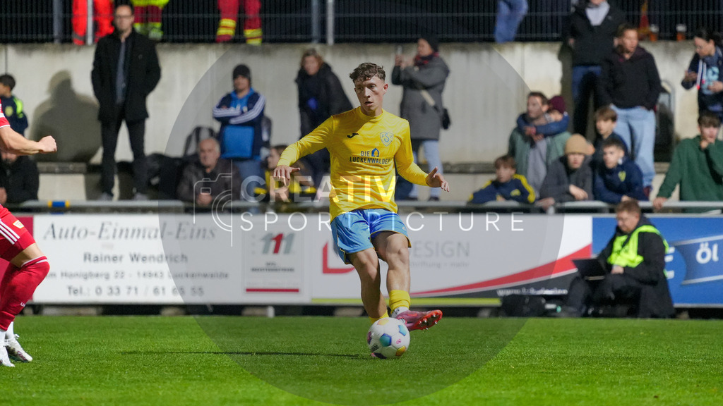 Fußball, Herren, Saison 2025/2026, Testspiel, Freundschaftsspiel, FSV 63 Luckenwalde vs. 1.FC Union Berlin, Mittwoch 08.10.2025, Werner-Seelenbinder-Stadion Luckenwalde, | Fußball, Herren, Saison 2025/2026, Testspiel, Freundschaftsspiel, FSV 63 Luckenwalde vs. 1.FC Union Berlin, Mittwoch 08.10.2025, Werner-Seelenbinder-Stadion Luckenwalde, Im Bild: Len Neumann (Luckenwalde) - Realisiert mit Pictrs.com