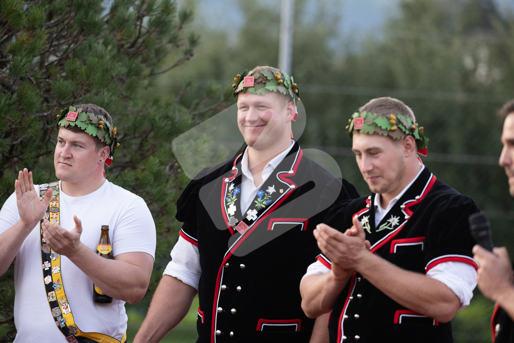 ESAF2025_Empfang_8471 | Die Schwinger des Schwyzer Kantonalen Schwingerverbandes: Fotos, die Dynamik und Leidenschaft festhalten, sowie emotionale Momente aus dem traditionellen Schwingsport zeigen. - Realisiert mit Pictrs.com