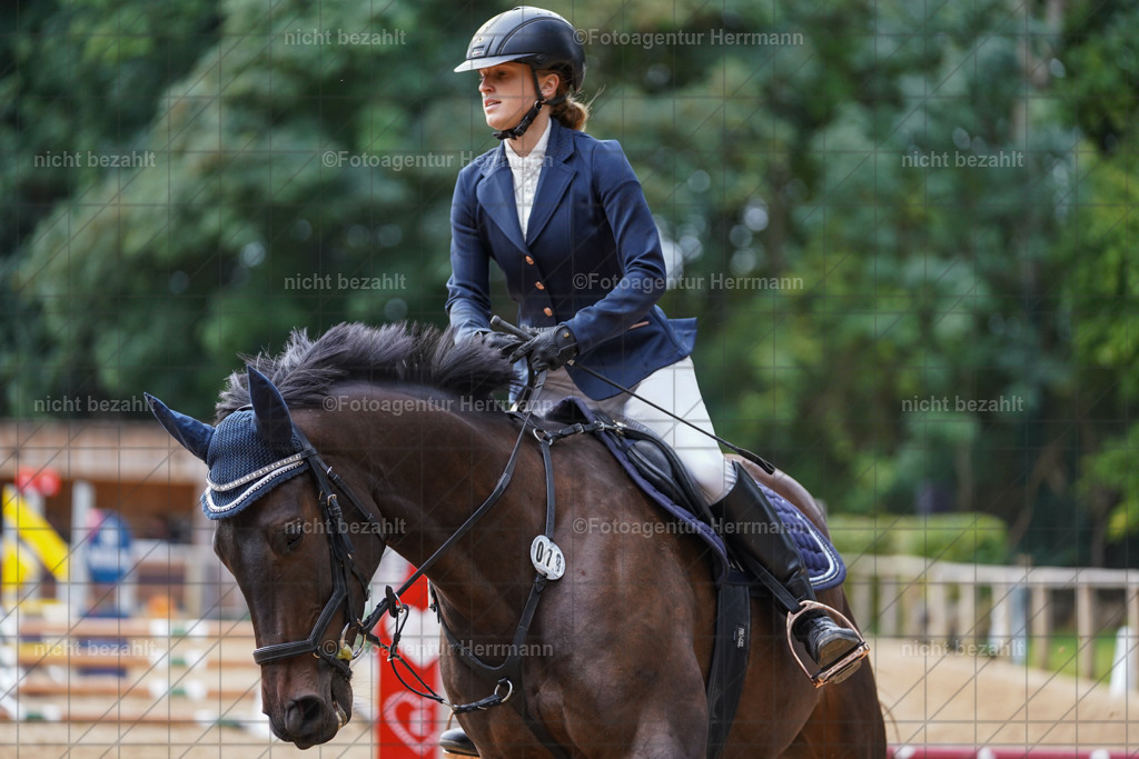 20231008-SN_01073 | Professionelle Turnier- und Reitsportfotografie - mit dem Finger am Auslöser. Pferdebilder aus dem Reitsport von den Turnierfotografen  Bayern , Pferdefotograf Bayern, Pferdeshooting Turnierbilder, Hochzeitsfotograf, Eventfotograf, Hochzeitsbilder