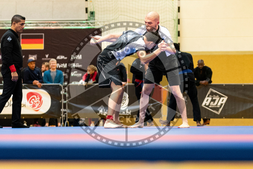 20231118PBB13046 | Fighters compete during the AJP Tour 600 Frankfurt Championship in Frankfurt/Main, Germany, on November 18, 2023.