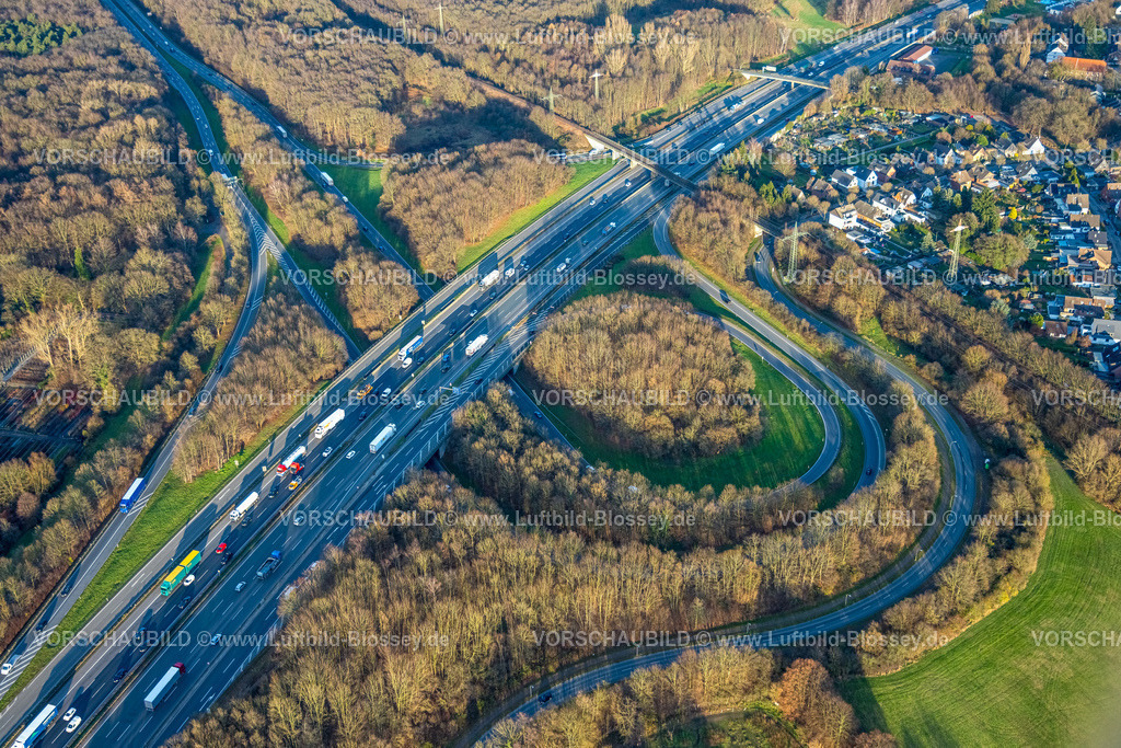 Bottrop251204247 | Luftbild, Autobahndreieck Bottrop mit Autobahn A31 und Autobahn A2 am Stadtwald, Stadtwald, Bottrop, Ruhrgebiet, Nordrhein-Westfalen, Deutschland