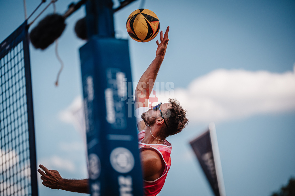 Beachvolleyball | Männer | Allianz German Beach Tour 2025 | Tourstop München | 13.07.2025 | Jonas Sagstetter beim Angriff