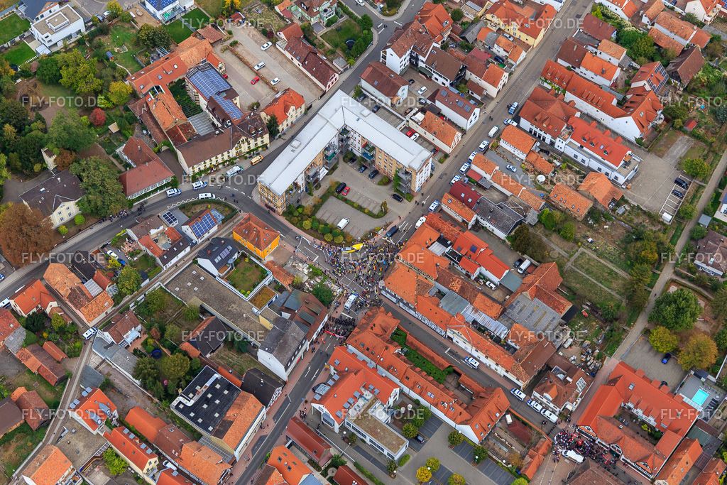Demo "Frauenbündnis Kandel" vs. "AntiFa/Wir sind Kandel/Omas gegen rechts" | Luftbild: Demo "Frauenbündnis Kandel" vs. "AntiFa/Wir sind Kandel/Omas gegen rechts" in Kandel im Bundesland Rheinland-Pfalz in Deutschland. Foto: IMG_111943.jpg vom 06.10.2018 durch Werner Riehm/FLY-FOTO.de - Realisiert mit Pictrs.com
