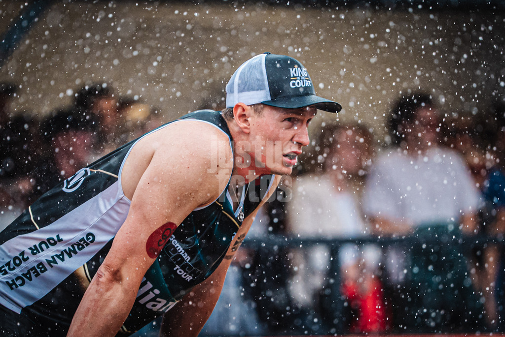 Beachvolleyball | Männer | Allianz German Beach Tour 2025 | Tourstop Hamburg | 01.06.2025 | Robin Sowa im Regen