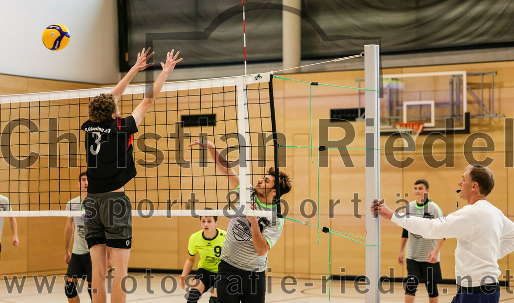 2021-11-27_047_TuS_Oberding_II_gegen_MTV_1881_Ingolstadt_III | Oberding, Deutschland, 27.11.2021:
Volleyball, Kreisliga 2021 / 2022, 5. Spieltag, TuS Oberding II gegen MTV 1881 Ingolstadt III, Endergebnis: 3:2

Karl Scholz (TuS Oberding, #3)

Foto: Christian Riedel / fotografie-riedel.net