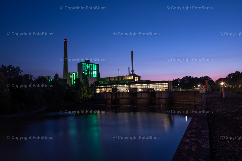 Kraftwerk Lausward in Düsseldorf am Abend | Nachtaufnahme vom Kraftwerk Lausward am Hafen von Düsseldorf. - Realisiert mit Pictrs.com