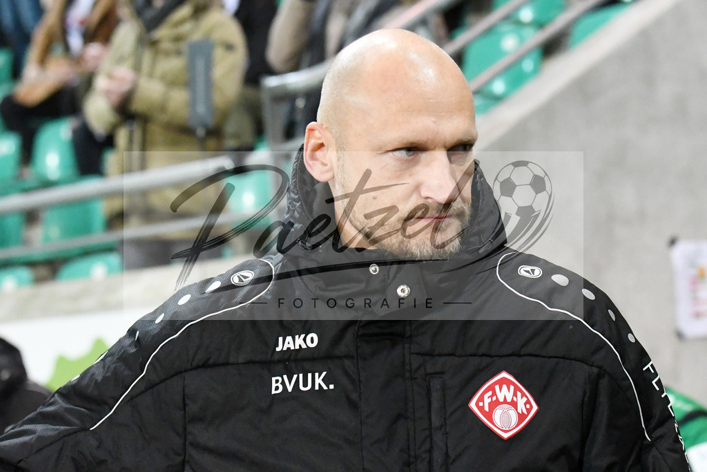 20200214_SCPFWK_0033 | Fussball, Herren: Torwart-Trainer Robert Wulnikowski (FC Wuerzburger Kickers) schaut waehrend des Spiels der 3. Liga zwischen SC Preussen Muenster und FC Wuerzburger Kickers im Preussenstadion am 14.02.2020 in Muenster, Deutschland.DFB / DFL REGULATIONS PROHIBIT ANY USE OF PHOTOGRAPHS AS IMAGE SEQUENCES AND/OR QUASI-VIDEO. - Realisiert mit Pictrs.com