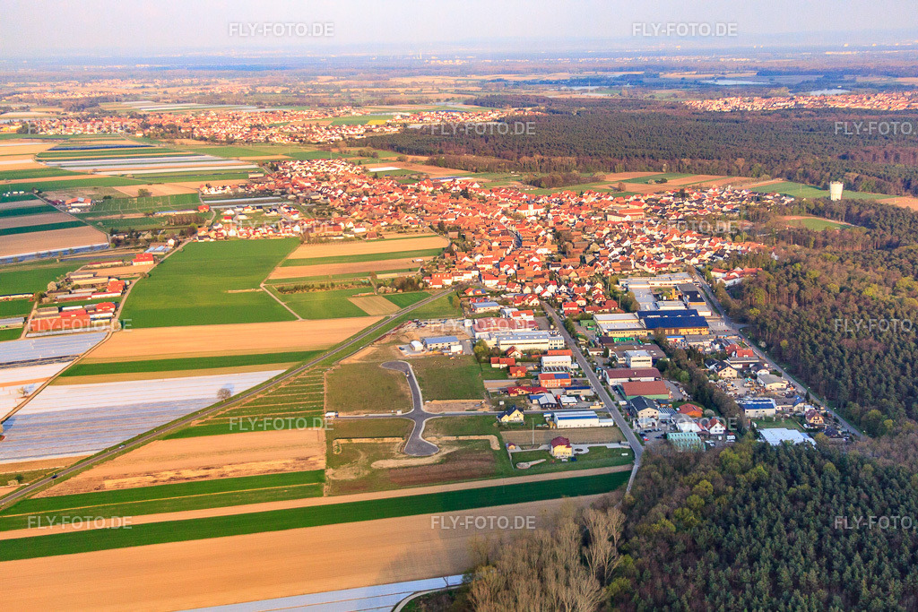 Dorfansicht aus Westen | Luftbild: Dorfansicht aus Westen in Hatzenbühl im Bundesland Rheinland-Pfalz in Deutschland. Foto: IMG_49915.jpg vom 13.04.2012 durch Werner Riehm/FLY-FOTO.de - Realisiert mit Pictrs.com