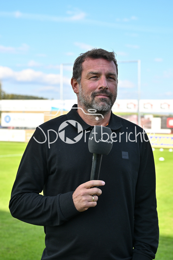 SpVgg Hankofen-Hailing - FC Bayern Amateure | Im Bild Markus WEINZIERL beim Interview von NiederbayernTV / Freisteller / Einzelfoto / Regionalliga Bayern: SpVgg Hankofen-Hailing - FC Bayern München II, Maierhofer-Bau Stadion am 20.09.2024