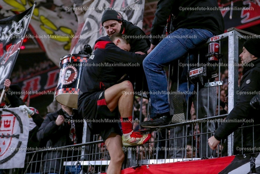 DFB05022502369 | 05.02.2025, Fußball, DFB-Pokal Viertelfinale, Bayer 04 Leverkusen - 1.FC Köln, BayArena, Saison 2024 2025: Abschlussjubel nach dem 3:2 Sieg. Die Mannschaft feiert den Erfolg und den Einzug ins Halbfinale. Florian Wirtz (Bayer04 Leverkusen #10) klettert über den Zaun zu den Ultras in der Nordkurve DFB regulations prohibit any use of photographs as image sequences and or quasi-video.