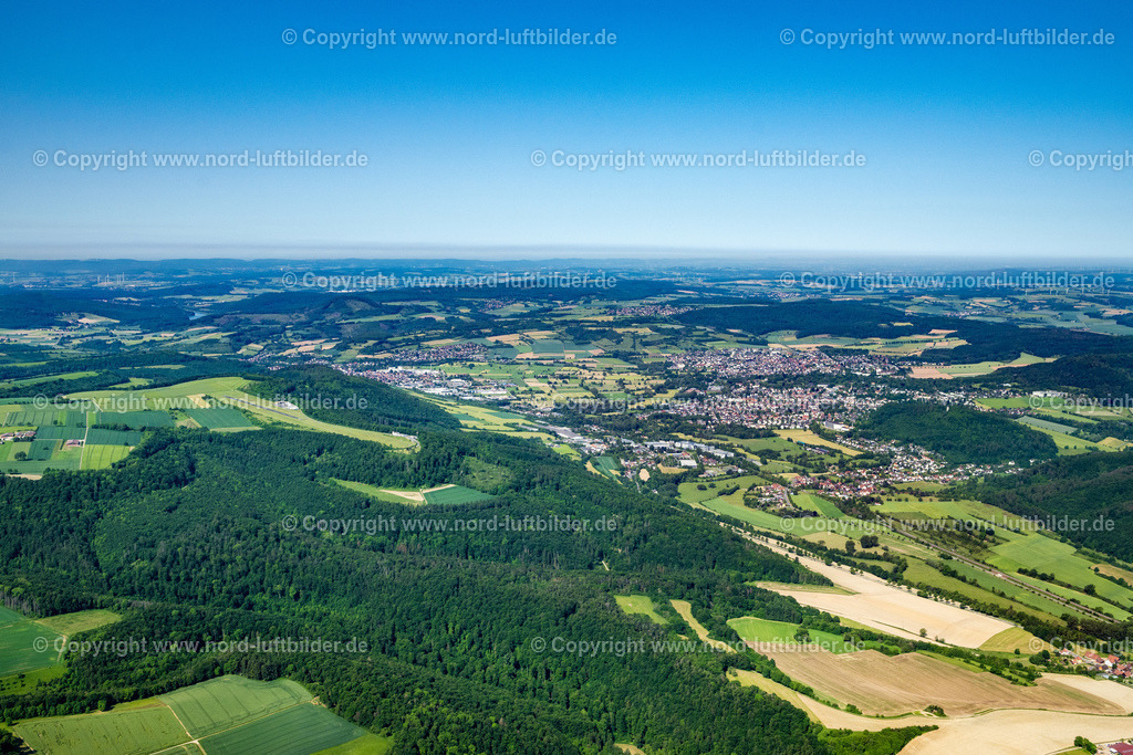 Bad_Pyrmont_ELS_4432050623 | BAD PYRMONT 05.06.2023 Stadtgebiet mit von Wald- und Forstflächen umsäumten Außenbezirken und Innenstadtbereich in Bad Pyrmont im Bundesland Niedersachsen, Deutschland. // Urban area with outskirts and inner city area surrounded by woodland and forest areas in Bad Pyrmont in the state Lower Saxony, Germany. Foto: Martin Elsen