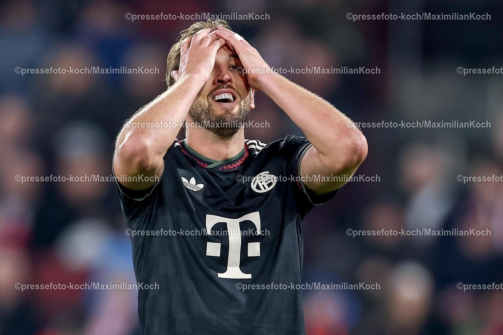 1FC14012601051 | 14.01.2026, Fußball, 1. FC Köln - FC Bayern München, 1. Fußball Bundesliga, 17. Spieltag, RheinEnergie-STADION, Saison 2025 2026: Harry Kane (FC Bayern Muenchen #09) enttäuscht Enttäuschung schlägt die Hände über dem Kopf zusammen DFB regulations prohibit any use of photographs as image sequences and or quasi-video.