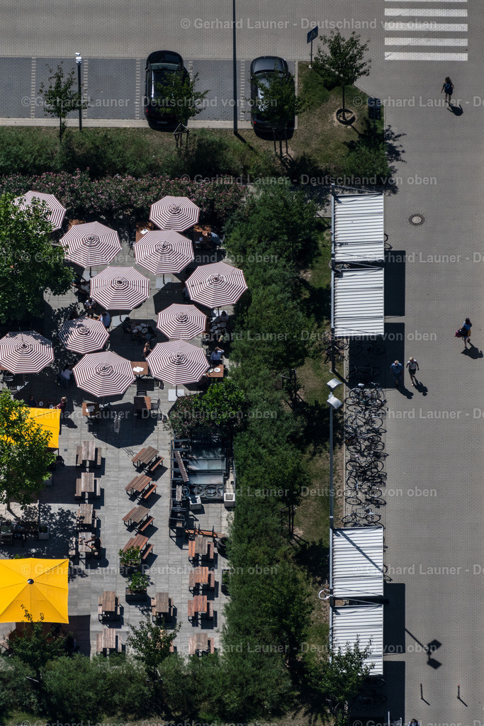 4035803 | BRAUNSCHWEIG 31.07.2020 Tische und Sitzbänke der Freiluft- Gaststätte "L'Osteria Braunschweig" an der Straße Brawo Allee im Ortsteil Viewegs Garten-Bebelhof in Braunschweig im Bundesland Niedersachsen, Deutschland. Weiterführende Informationen bei: L'Osteria Braunschweig,  Volksbank BraWo Projekt GmbH. // Tables and benches of open-air restaurant "L'Osteria Braunschweig" on street Brawo Allee in the district Viewegs Garten-Bebelhof in Brunswick in the state Lower Saxony, Germany. Further information at: L'Osteria Braunschweig,  Volksbank BraWo Projekt GmbH. Foto: Gerhard Launer