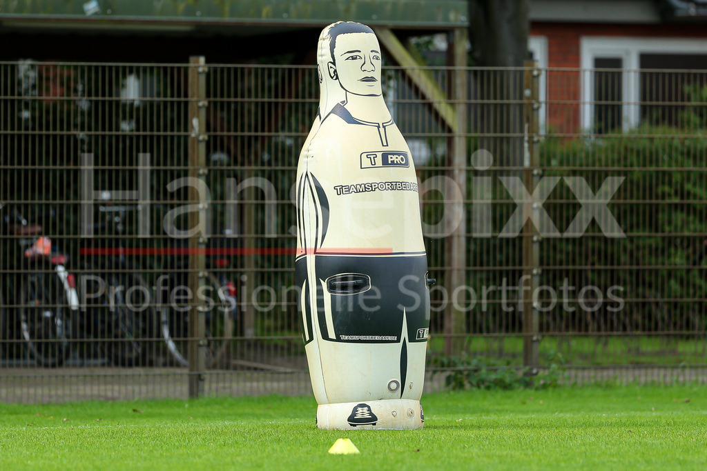 Fussball, Google Pixel Frauen-Bundesliga, Training SV Werder Bremen | v.li.: Ein Trainingsdummy, Männchen, Figur steht auf dem Spielfeld, Platz, Trainingsplatz, Training, Symbolfoto, Symbolbild Fussball, Fußball
