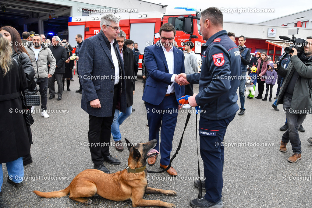 Feuerwehr Traun_ Empfang Rettungshunde Erdbebeneinsatz Türkei_ 17.02.2023-23 | 17.02.2023, Traun, AUT, Feuerwehr Traun, Empfang Rettungshunde Erdbebeneinsatz Tuerkei, im Bild Gerald Schmidberger mit Action werden herzlich empfangen, Karl-Heinz Koll (Bgm. der Stadt Traun)