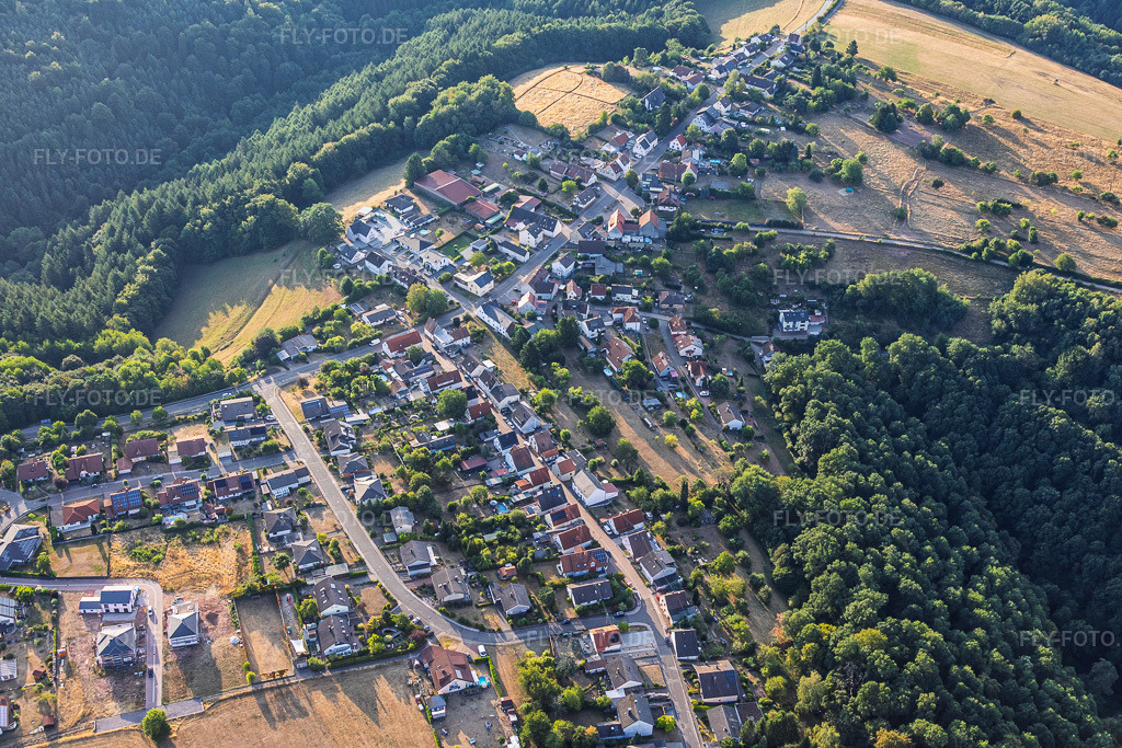 Luftbild: Ortsansicht von Nordwesten im Ortsteil Hochstellerhof in Trulben im Bundesland Rheinland-Pfalz in Deutschland. – Foto: IMG_158688.jpg vom 15.08.2026 durch Werner Riehm/FLY-FOTO.de – Auflösung des Originals: 6000 x 4000 px