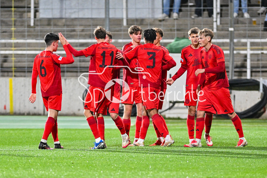 FC Bayern Amateure - SpVgg Hankofen-Hailing | Jubel nach dem Treffer zum 1-0 durch Samuel UNSOELD (FC Bayern München II #9) / Tor / Torschuetze / Freude / Happy / Regionalliga Bayern: FC Bayern Muenchen II - SpVgg Hankofen-Hailing, Gruenwalder Stadion am 28.03.2025