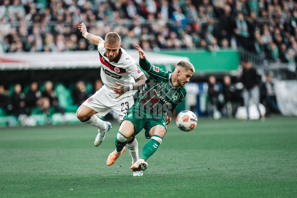 Fußball | Männer | Saison 2025/2026 | 1. Fußball-Bundesliga | 6. Spieltag | SV Werder Bremen vs. FC St. Pauli | 04.10.2025 | v.l. Louis Oppie (#23, FC St. Pauli) gegen Romano Schmid (#20, SV Werder Bremen)