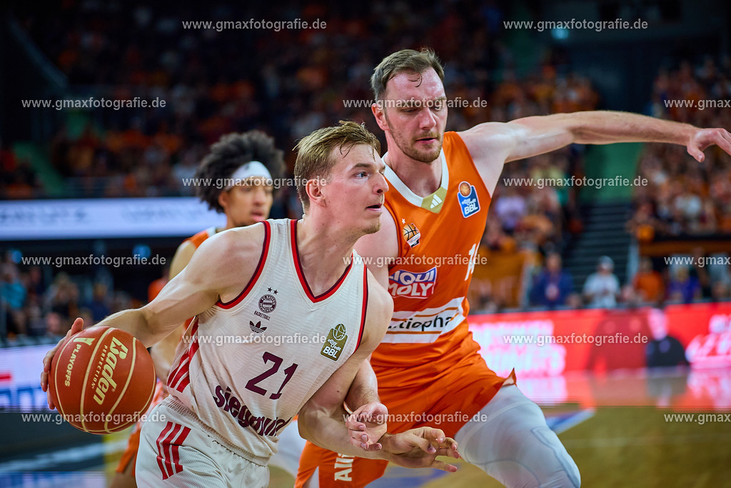 GER, ratiopharm ulm gegen FC Bayern, Basketball, 2. PlayOff, Finale, EasyCredit Bundesliga, Spielzeit 2024/2025, 18.06.2025 | Zweikampf, Duell zwischen Justus Hollatz (FC Bayern, #21) und Philipp Herkenhoff (ratiopharm ulm, #14)GER, ratiopharm ulm gegen FC Bayern, Basketball, 2. PlayOff, Finale, EasyCredit Bundesliga, Spielzeit 2024/2025, 18.06.2025Foto: Eibner-Pressefoto/Gerald Oelze-de Stoppany