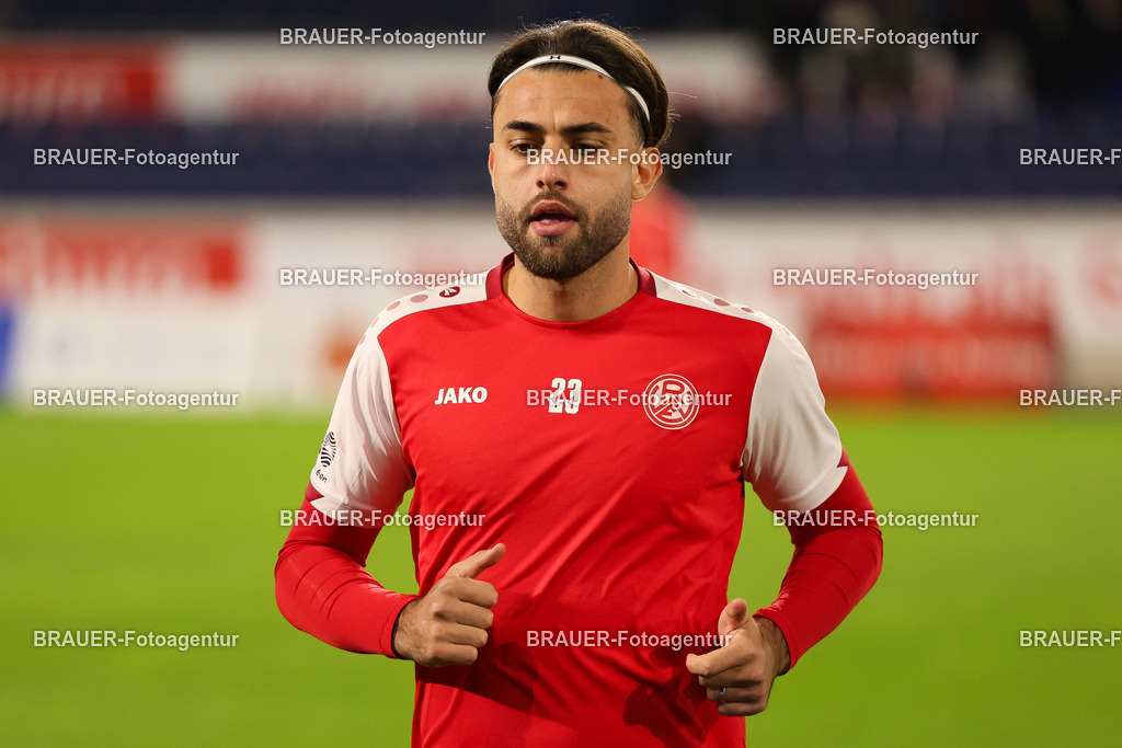 MSV Duisburg - Rot-Weiss Essen  | Duisburg, Deutschland, 26.10.2025 José-Enrique Ríos Alonso  (Rot-Weiss Essen) wärmt sich auf  während des 3.Liga Spiels zwischen MSV Duisburg und Rot-Weiss Essen in der Schauinsland-Reisen-Arena am 26.10.2025 in Duisburg (Foto von Timo Bluhmki-Schmidt/ Brauer Fotoagentur