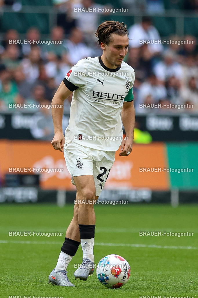 Borussia Mönchengladbach vs Hamburger SV - Bundesliga  | Mönchengladbach, Deutschland, 24.08.25:   Rocco Reitz (Borussia Mönchengladbach) in Aktion am Ball, Einzelaktion waehrend des Spiels der Bundesliga zwischen Borussia Mönchengladbach vs Hamburger SV im Stadion im Borussia Park(Foto von Brauer-Fotoagentur / Adrian Schlueter)