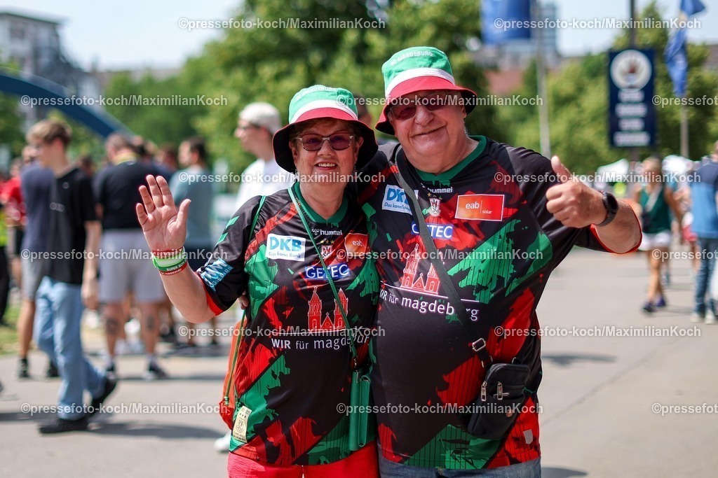 KoeEHF14062500009 | 14.06.2025, Handball, Halbfinale TruckScout24 EHF FINAL4, LANXESS arena Köln, Eindrücke rund um das Final4, Fans freuen sich auf das Event und feiern zusammen vor der Arena - Magdeburger SC Magdeburg