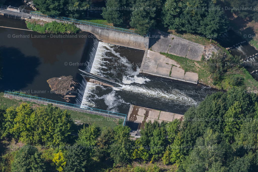 4041539 | LEIPZIG 15.09.2020 Staustufe am Ufer des Flussverlauf der Weiße Elster " Wehr Großzschocher " im Ortsteil Großzschocher in Leipzig im Bundesland Sachsen, Deutschland. // Weir on the banks of the flux flow Weisse Elster " Wehr Grosszschocher " in the district Grosszschocher in Leipzig in the state Saxony, Germany. Foto: Gerhard Launer