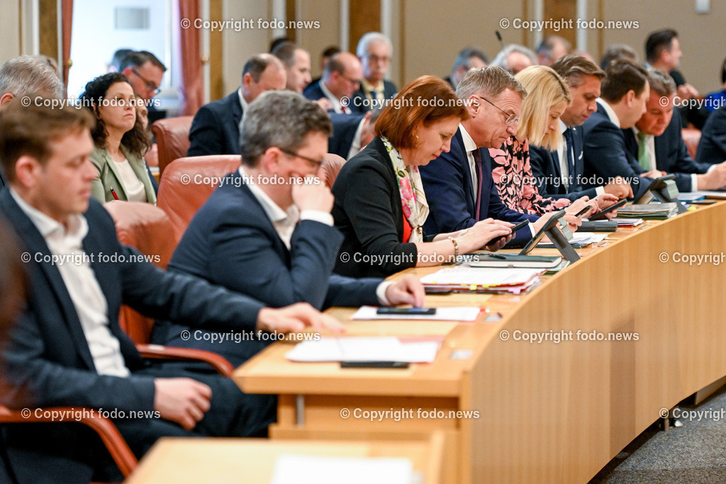 Landhaus Linz_ Promenade_ Landtagssitzung_ 20.04.2023-38 | 20.04.2023, Landhaus Linz AUT, Promenade, Landtagssitzung, im Bild LR Stefan Kaineder (Die Gruenen), LR Michael Lindner (SP), LRin Michaela Langer Weninger (VP), LH Thomas Stelzer (VP), LH-StvIn Christine Haberlander (VP), LR Wolfgang Hattmannsdorfer (VP), LH-Stv. Manfred Haimbuchner (FP), LR Guenther Steinkellner (FP)