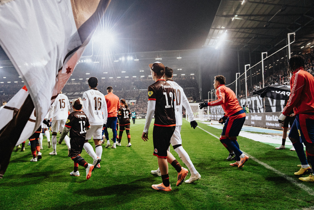 HEV06695 | Der offizielle Shop für FC St. Pauli Fotos. Wähle aus Spielszenen & Fanmomenten dein FCSP Wunschformat. Wir liefern Millerntor-Atmosphäre.