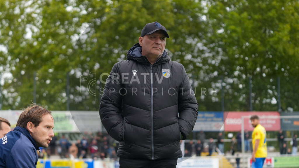 Fußball, Herren, Saison 2025/2026, Regionalliga Nordost, 11. Spieltag, FSV 63 Luckenwalde vs. FC Carl-Zeiss Jena, Samstag 05.10.2025, Werner-Seelenbinder-Stadion Luckenwalde, | Fußball, Herren, Saison 2025/2026, Regionalliga Nordost, 11. Spieltag, FSV 63 Luckenwalde vs. FC Carl-Zeiss Jena, Samstag 05.10.2025, Werner-Seelenbinder-Stadion Luckenwalde, Im Bild: Volcan Uluc (Trainer Jena) - Realisiert mit Pictrs.com