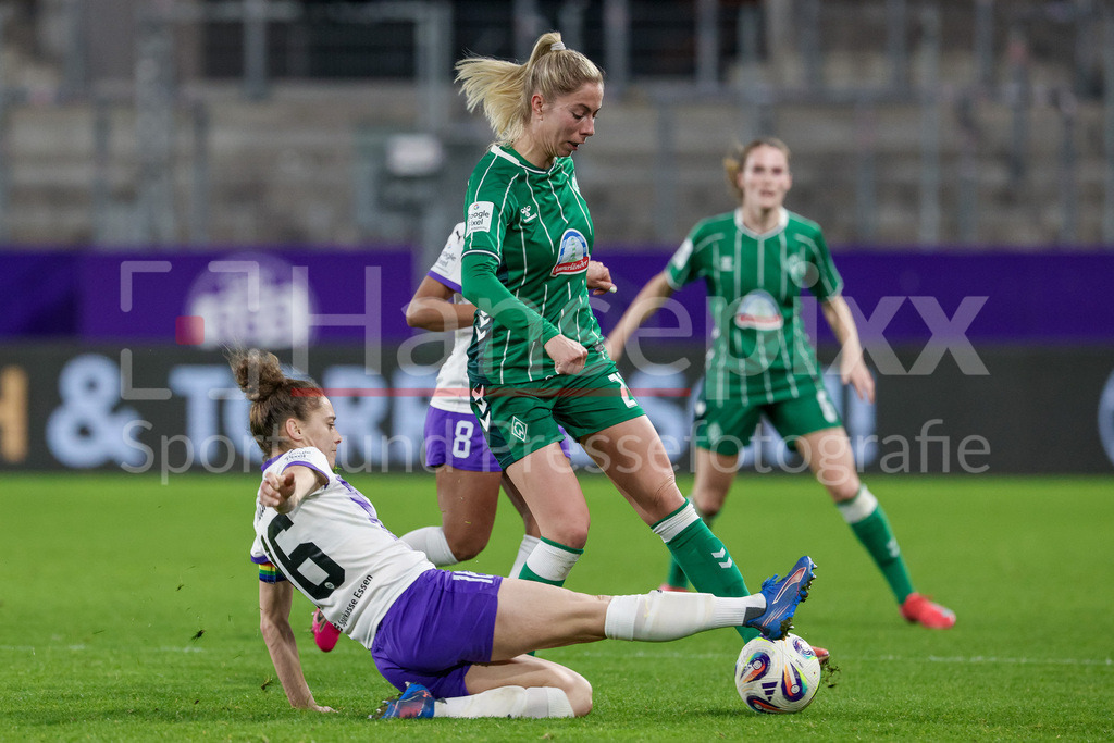 Fussball, Google Pixel Frauen-Bundesliga, SGS Essen - SV Werder Bremen | v.li.: Jacqueline Meissner (SGS Essen, 16) und Sharon Beck (SV Werder Bremen, 27) im Zweikampf, Duell, Dynamik, Aktion, Action, Spielszene, DIE DFB-RICHTLINIEN UNTERSAGEN JEGLICHE NUTZUNG VON FOTOS ALS SEQUENZBILDER UND/ODER VIDEOÄHNLICHE FOTOSTRECKEN. DFB REGULATIONS PROHIBIT ANY USE OF PHOTOGRAPHS AS IMAGE SEQUENCES AND/OR QUASI-VIDEO.
