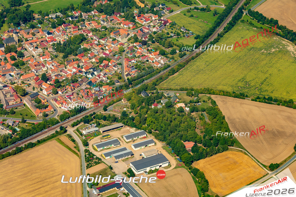 Neue Luftbildaufnahme der Stadt Niedertrebra - Das Luftbild wurde 2025 vom UL-Flugzeug heraus erstellt ( keine Drohnenaufnahme ) - Hochauflösende Luftaufnahme - für Wandbilder und großformatige Ausdrucke geeignet. Das besondere Geschenk!Hier alle&nbsp;Infos zur Lizenzierung der LuftaufnahmeWir fliegen auch dieses Jahr wieder in Ihre Region um Luftbilder zu erstellen.- Luftbild anfragen