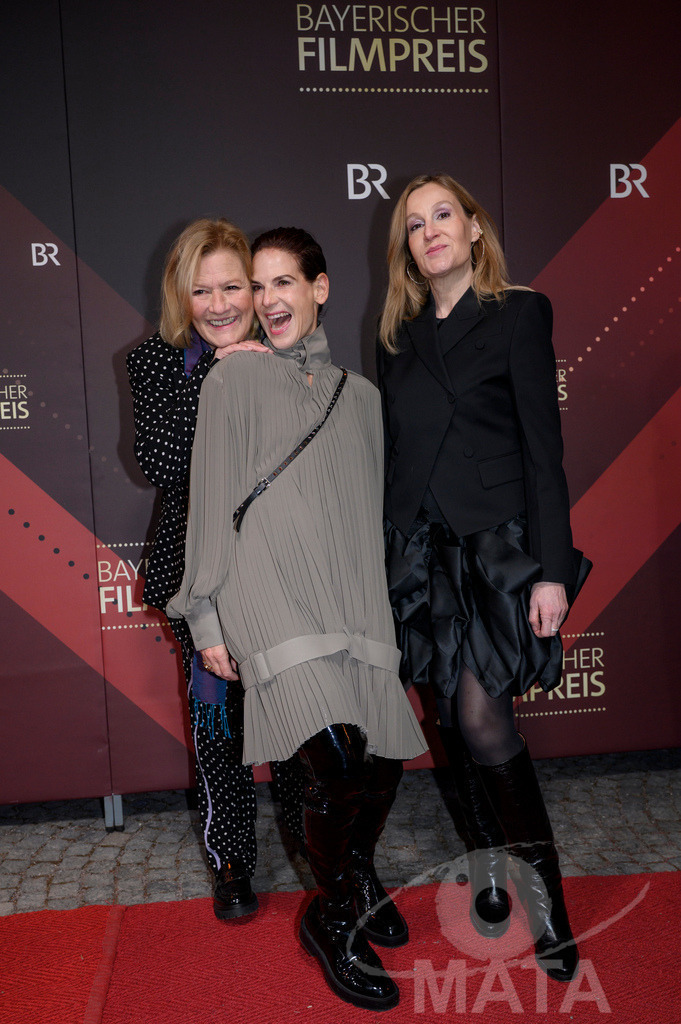 _DWI5443 | Suzanne von Borsody, Bibiana Beglau und Christine Hartmann bei der Verleihung des 47. Bayerischen Filmpreises 2026  im Prinzregententheater. München, Deutschland. Der Bayerische Filmpreis wird seit 1979 von der Bayerischen Staatsregierung verliehen, um die Bedeutung des Kinofilms als Kulturgut herauszustellen - Realisiert mit Pictrs.com