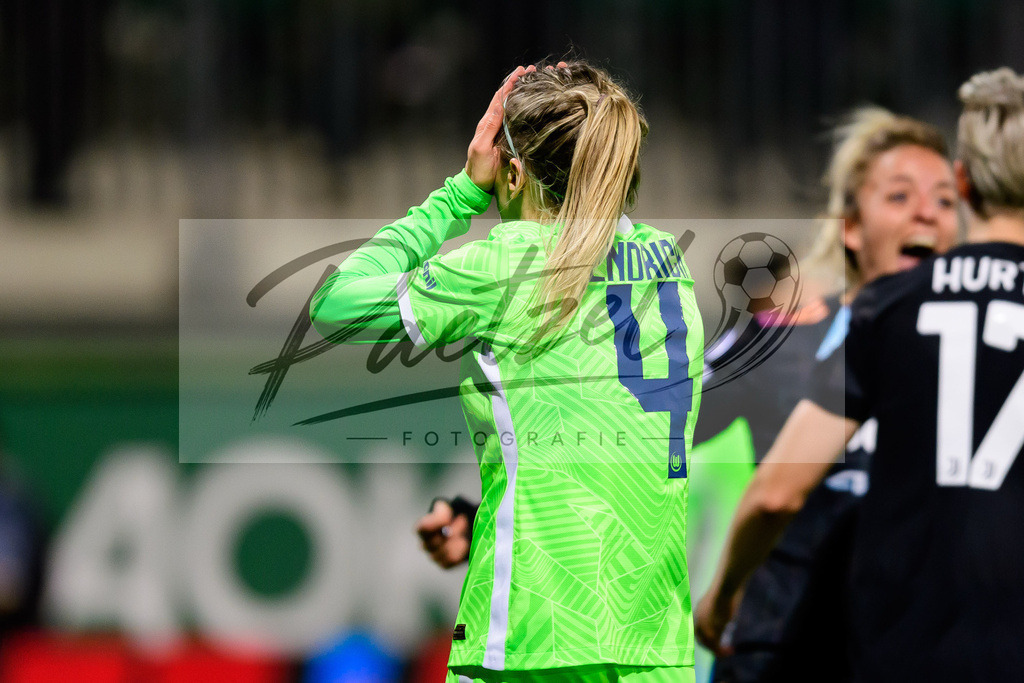 WOBJUV20211118_040 | Fussball, Frauen: Kathrin Hendrich (VfL Wolfsburg) enttaeuscht nach ihrem Eigentor zum 0:1 bei dem Spiel der UEFA Women´s Champions League zwischen VfL Wolfsburg und Juventus Turin im AOK-Stadion am 18.11.2021 in Wolfsburg, Deutschland. - Realisiert mit Pictrs.com